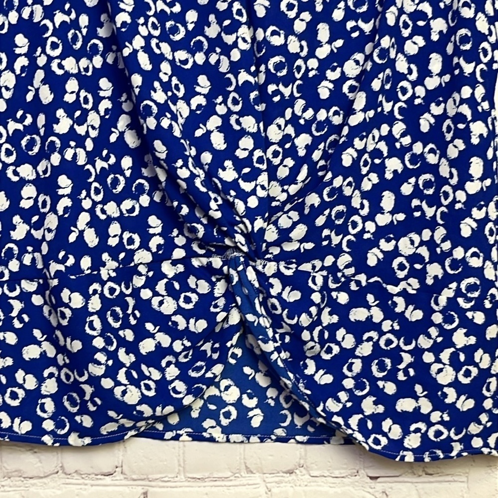 W5 Blue and White Print Short Sleeve Twist Front Top - Picture 3 of 9